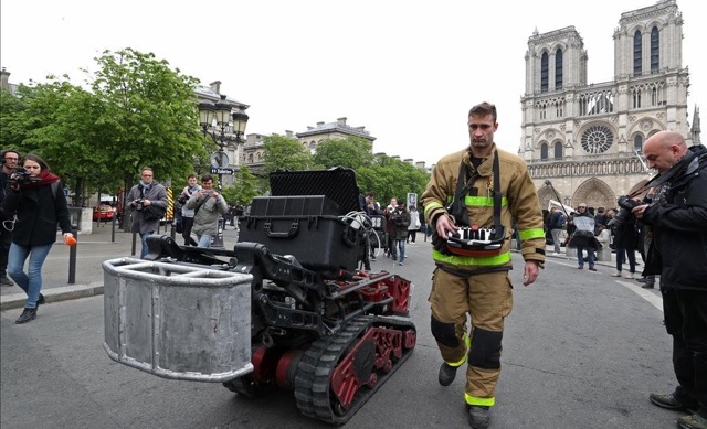 El robot bombero