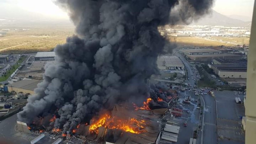 Fuego consume fábrica en parque industrial de Nuevo León